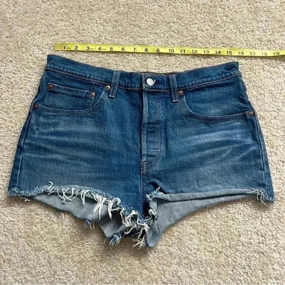 Levi Strauss & Co 501 Jean Button Fly Shorts 2” Cut Off Women  Sz 30 Denim Blue - Picture 4 of 12